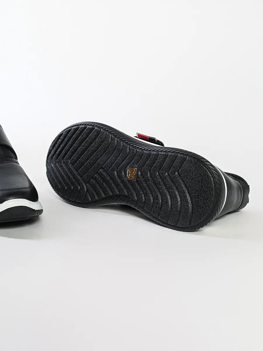 Ботинки черного цвета на липучке